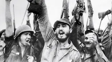 ACHTUNG-Das-Foto-ist-vom-Mai-1957-und-NICHT-vom-Januar-1959-Korrekter-Text-Fidel-Castro-und-seine-Kaempfer-demonstrieren-im-Mai-1957-in-der-Sierra-Maestra-wir-leben-noch-nachdem-die-kubanische-Regierung-mitgeteilt-hatte-dass-die-Rebellen-laengst-aufgerieben-und-vernichtet-seien-Der-US-Kameramann-Wendell-Hoffman-und-der-Journalist-Robert-Taber-hatten-die-Rebellen-in-den-Bergen-aufgesucht-Die-Bewegung-26-Juli-fuehrte-einen-Guerillakampf-gegen-das-Batista-Regime-der-am-01-01-1959-zum-Sturz-des-kubanischen-Diktators-und-zum-Sieg-der-Revolution-fuehrte-urspruenglicher-Text-FILE-A-file-photo-dated-on-08-January-1959-shows-Fidel-Castro-C-as-he-celebrates-the-victory-of-Cuban-Revolutionary-Movement-over-Fulgencio-Batista-s-regime-in-Havana-Cuba